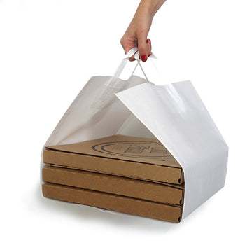 Sacchetto di carta bianco senza lati con dentro tre cartoni color avana porta pizza, retto da una mano
